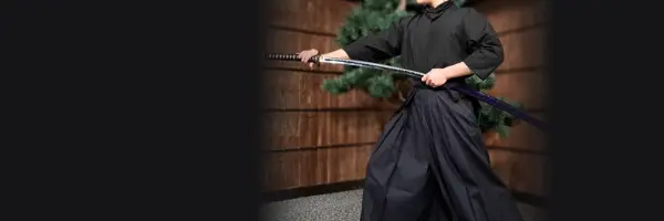 Praticante de katana em posição de combate