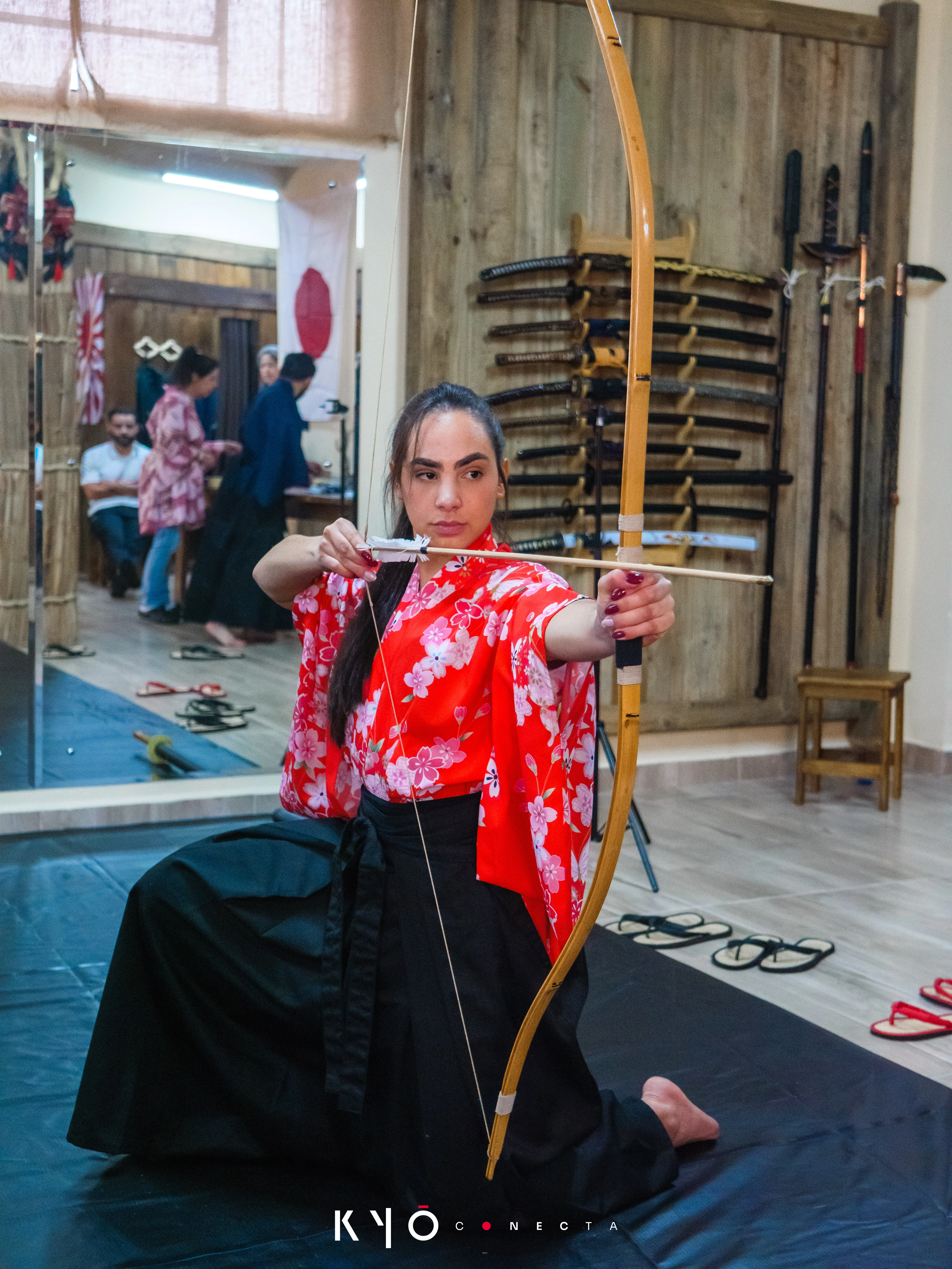 Samurai em armadura completa sob uma árvore de cerejeira