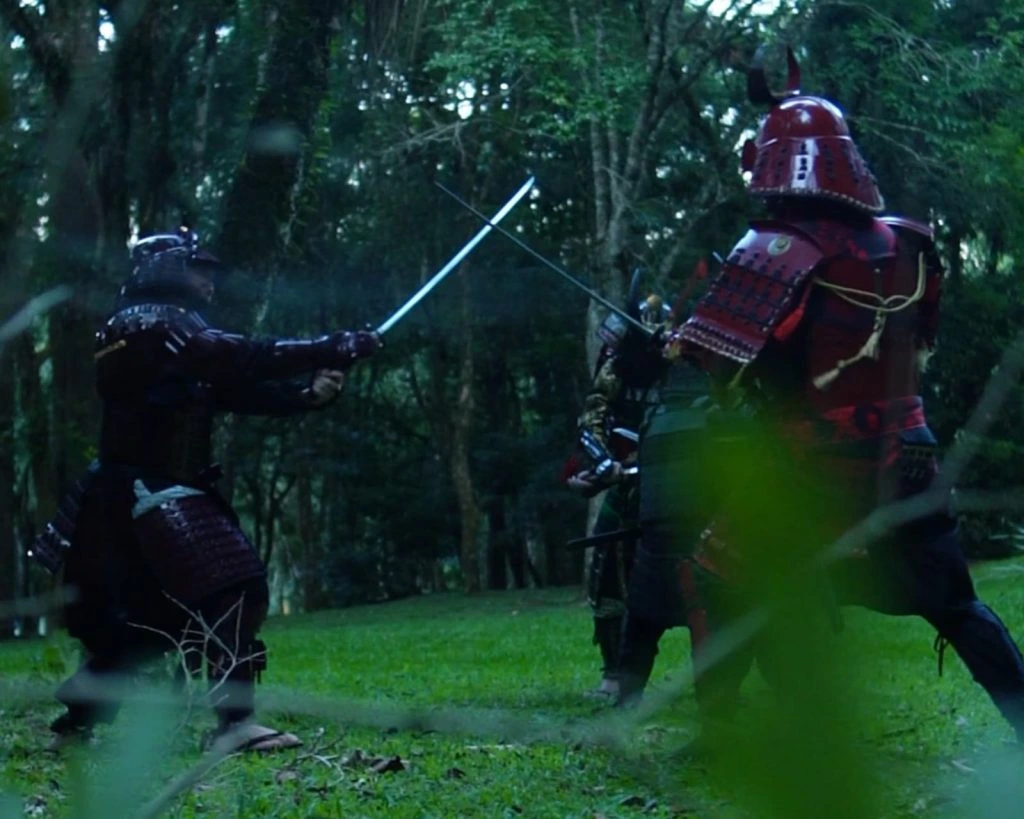 Silhueta de um samurai meditando ao pôr do sol